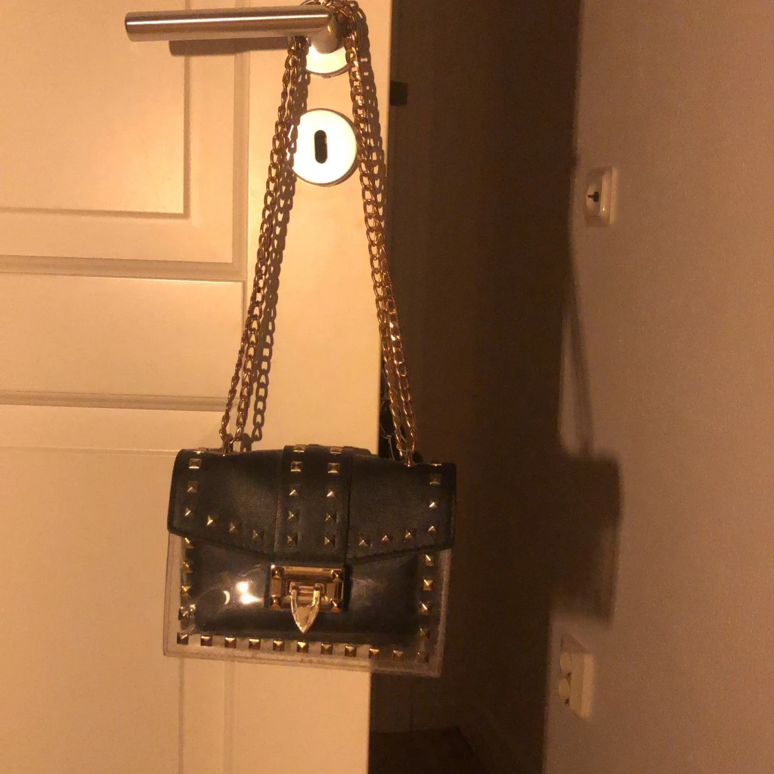 Riktigt snygg väska med guldiga detaljer