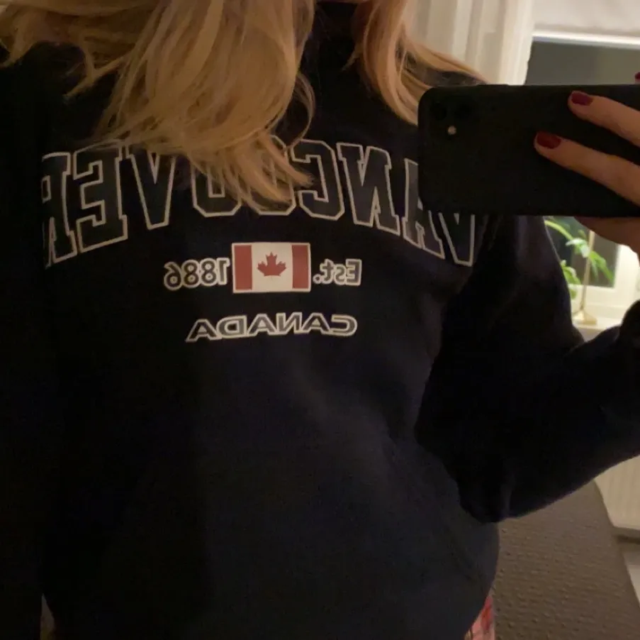 Säljer min Vancouver hoodie som jag köpte i Vancouver!! ❤️🇨🇦👊🏽  Den är hur mysig som helst och så skön (speciellt materialet på insidan) med kvalite och använd ett fåtal gånger, säljer för att jag inte använder den. Den är köpt för 400kr från ett kanadensiskt märke❣️. Hoodies.