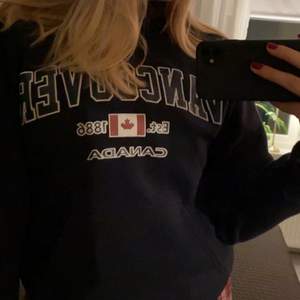 Säljer min Vancouver hoodie som jag köpte i Vancouver!! ❤️🇨🇦👊🏽  Den är hur mysig som helst och så skön (speciellt materialet på insidan) med kvalite och använd ett fåtal gånger, säljer för att jag inte använder den. Den är köpt för 400kr från ett kanadensiskt märke❣️