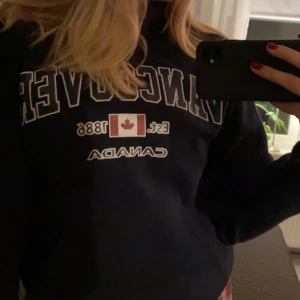 VANCOUVER HOODIE - Säljer min Vancouver hoodie som jag köpte i Vancouver!! ❤️🇨🇦👊🏽  Den är hur mysig som helst och så skön (speciellt materialet på insidan) med kvalite och använd ett fåtal gånger, säljer för att jag inte använder den. Den är köpt för 400kr från ett kanadensiskt märke❣️