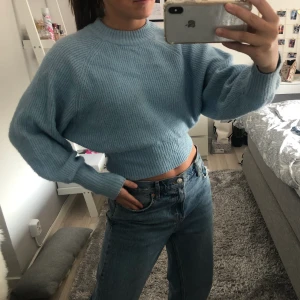 Stickad tröja - Asmysig stickad tröja med lite större armar!! Snyggt att den går ihop i midjan och framhäver formerna mer🤩 perfekt till hösten😇 köparen står för frakten 