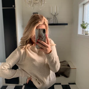 Stickad - En stickad tröja från H&M. En superskön tröja som används mycket, men är i ett jätte bra skick.