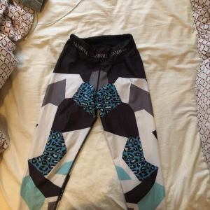 Träningsbyxor - Ett par asscoola träningsbyxor. Med ljusblått o leopard.