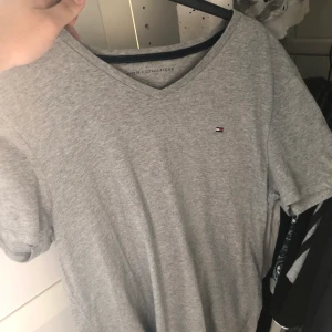 Grå tommy hilfiger tshirt - Knappt använd , köpt ifrån usa . Köparen står för frakt