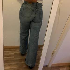 Ett par stright leg Jeans ifrån Monki i strl M/40 i färgen denim, jeans är långa jag är 178 och dom är perfekt på mig, jeansen är köpta för ungefär 2 månader sen jag säljer jeansen för 250 där köparen står för frakten på 63💙