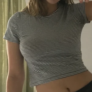 Cool tisha - Snygg tröja från monki med ett peekaboo hål på ryggen! Asfin med den perfekta längden till ett par midrise brallor