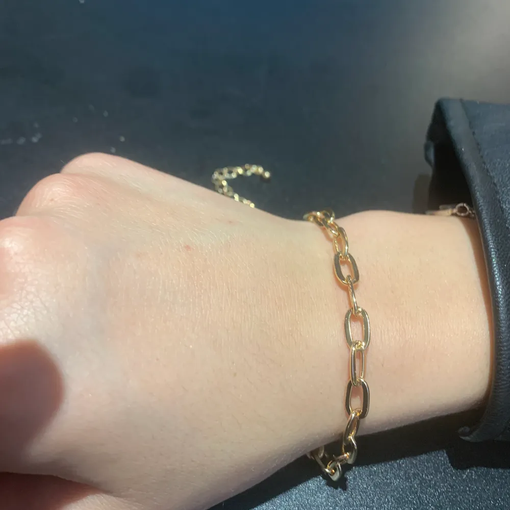 Säljer min guld länk då jag har så många, har för mig att den är ifrån guld fynd för ett tag sedan, så den är inte ny men få gånger använd och i fint skick ❤️. Accessoarer.