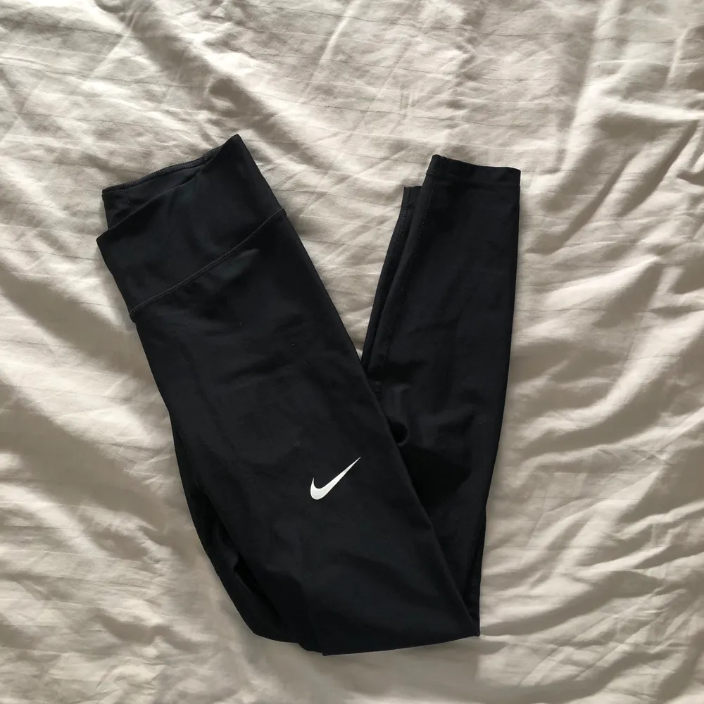 Helt nya Nike träningstights i strl xs-s. Köpta på stadium och är otroligt sköna och åker inte ner. Köpta för: 449kr.  BUD: 240kr  DE FINNS KVAR SÅ LÄNGE DET INTE STÅR SÅLDA. Jeans & Byxor.