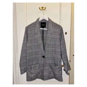 Rutig Monki kavaj - Använd och har lite små hål i innuti fickorna, inget som syns utanpå däremot! 