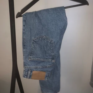 zara jeans  - mom jeans från zara, jättefina och i jättebra skick! 💗 storlek 36 men passar 34 