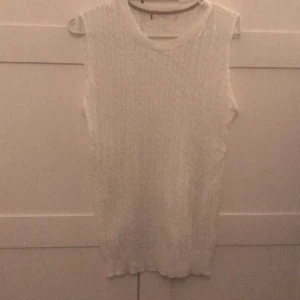 Vest - Säljer denna shit snygga vesten som jag hittade när jag städade min garderob! Okänt märke! Köp för 80 kr eller buda!