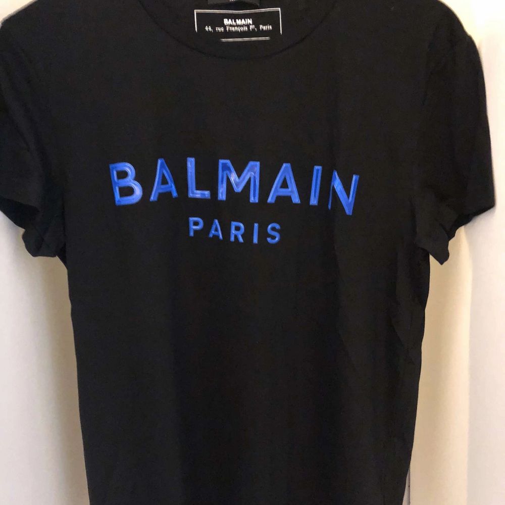 Balmain T-shirt storlek S | Plick Second Hand