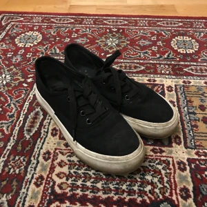 Eytys inspirerade skor från asos  - Använda en gång på studenten och har aldrig tvättats så dessa kan bli renare😏 frakten tillkommer😊