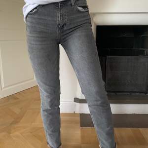 Ett par gråa jeans från zara i storlek 36. Väldigt bra skick, bara använt några få gånger. Säljer för 159kr, köparen står för frakt (om du inte kan mötas upp i Stockholm) 💕🙌