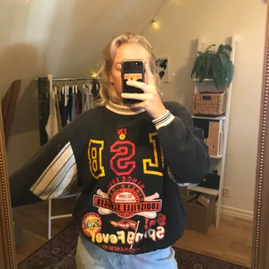 Secondhand tjocktröja från beyond retro - Secondhand tjocktröja från beyond retro. Skitsnygg och jätteskön. Väl använd men väldigt bra skick! Frakt tillkommer😊