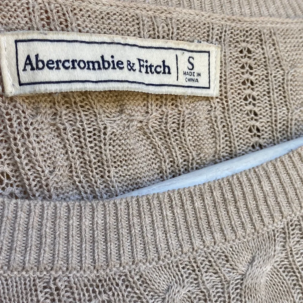 Långärmad stickad tröja från Ambercrombie & Fitch köpt i London. Säljer pågrund av inte min stil, använd max en gång. Storlek S. (köparen står för frakt, kan eventuellt mötas upp i stockholm). T-shirts.