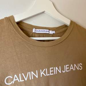 Skitsnygg T-shirt från Calvin Klein köpt på Åhlens! Säljer pga tyvärr för liten. Storlek S! (köparen står för frakt, kan ev mötas upp i stockholm) 