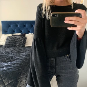 Mysig tröja - Svart mysig tröja från zara med en detalj på armarna! 80kr +frakt