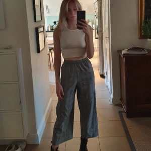 Vida byxor - Vida, rutiga byxor med öppningsbara knappar på sidan. (Har justerat byxorna så de ska se ut som de gör när de passar. De är alltså för stora för mig egentligen) Frakt tillkommer, kan även mötas upp i Stockholm.