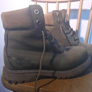 Timberland-kängor - Äkta timberland-kängor. Superfint skick!!!  Hittar ingen storleksmärkning men passar 36