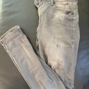 G star jeans  - Gråa ”distresseda”  Storlek syns på bilden, Cond 9/10 knappt använda. Slimfit 
