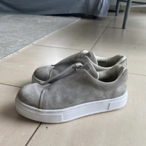 Gråa eytys i mocca - Säljer mina eytys ljusgrå mocca i 39 då de är för små. Jättefint skick samt knappt nån fläck. 