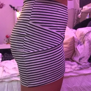 Kjol - Köpt från Cubus, använt många gånger men bra skick dock blivit för liten för mig så säljer den för 40kr exlusive frakt. Storlek146-152. ❤️🦋✨