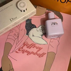 Jeffrey Campbell klackskor  - Svarta läder Jeffrey Campbell klackskor. Använda någon enstaka gång, är faktiskt väldigt bekväma även om dom är höga💕