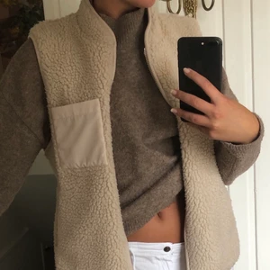 Teddy vest  - Intressekoll på denna underbara teddyvesten! Säljer vid bra bud ✨✨✨ Nuvarande bud: 300 kr