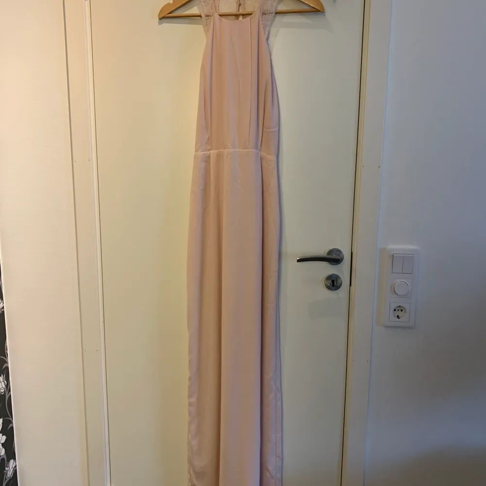Klänningen är använd en gång och är i storleken 36, klänningen är inköpt på Nelly och har bara hängt i garderoben efter balen . Klänningar.