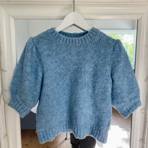 Stickad tröja - Superfin och trendig tröja, passar s/m!! Endast använd två gånger💕 Färgen är mer rättvis på första bilden, frakt tillkommer 🚚 