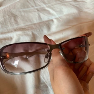 Y2k rosy tinted sunglasses - Dem har en liten bit som har gått av men det syns inte när man har på dem, de därför jag säljer billigt 🤍 frakt 11kr