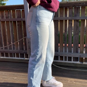 Mom jeans  - Ett par ljus blå mom jeans köpa på gina för 500 men ja säljer dom för 200+frakt (vet it hur mke de blir). De är dock några små fläckar nere på benet(Den på bilden är 160 cm lång)