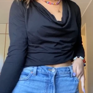 Långärmad tröja - Säljer denna as snygga ganska basic T-shirt från Object. Knappt använd och sätter lite liv på outfiten med den snygga u-ringningen!!