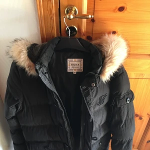 Svart vinter jacka  - Vinter jacka svart