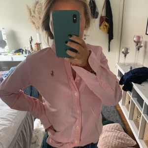Ralph lauren skjorta - Säljer denna Ralph lauren skjorta i super bra skick. Storleken är 6 vilket jag skulle säga motsvarar en S/M