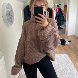 Oversized stickad tröja - Superfin stickad tröja ifrån NAKD, kommer inte till användning längre , tyvärr:/ storlek XS men väldigt oversized 