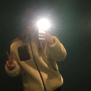 Ljus fleecetröja - Så mysig beige fleecetröja från Zara Passar XS/S Fraktar eller möts upp i Stockholm City 🌸 