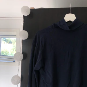 Mörkblå polo - Stor och mysig. Storlek L men jag är själv en S. Men den sitter stort då. Som ny. 