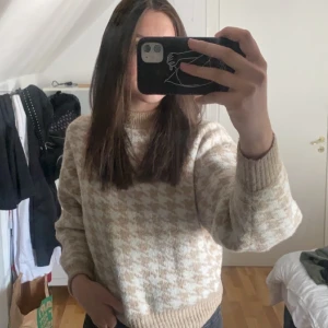 Stickad tröja från H&M - Denna tröja säljs för att den inte kommer till användning. Utöver det är den skön att ha på sig och den sitter inte för tajt eller för oversized. Den är i storlek XS men ja tycker den sitter som en S.❤️ (ordinarie pris var ungefär 200kr) köpare står för frakt!