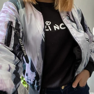 Bomberjacka - Supercool bomberjacka från Elly Pistol i storlek S. Den är i ett glansigt material, har muddar & avtagbart ellypistol-märke. Vad jag kan hitta så finns den inte kvar på deras hemsida. Köptes för cirka 1200, säljs för 400kr + frakt. är i väldigt fint skick.