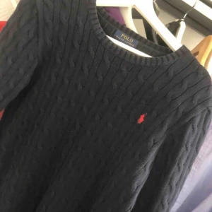  - Marinblå Ralph Lauren kabelstickad💖 Fint skick!  Aldrig använd 