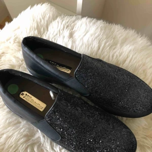  - Nya skor som används en gång och de svarta inte används alls. Kontakta mig för mer info. 