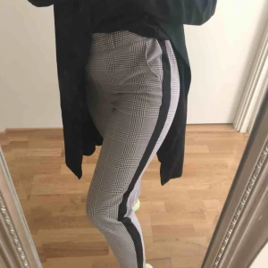  - Kostymbyxor i storlek 34.  Möts upp i Ropsten eller så står köparen för frakt.