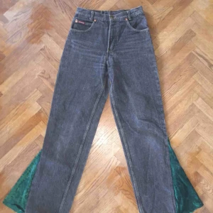  - stuprörs svarta stentvättade jeans med ditsytt sammetsdetalj från märket Weipper. Mina favorit byxor som tyvärr blivit för små.😥 De är köpta från second hand butik i Berlin för ca 500kr därav priset som går att diskutera! Skriv för fler bilder! 