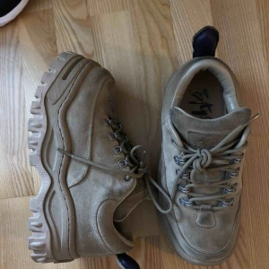  - Säljer ett par skit snygga eytys angel. De är sparsamt använda måste jag säga, men de ser lite smutsiga ut eftersom det är äkta mocka. De går att rengöra, jag har servetter jag köpte på butiken.