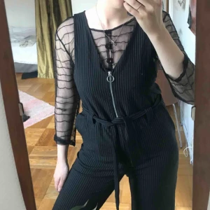  - Jättefin byxdress från Monki, passar bra med skjorta eller långarmad tröja under 🌹