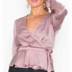  - Oanvänd blus från nelly. Silkes liknande lite shiny material. Sjukt snygg men tyvärr för liten för mig Originalpris 349kr  