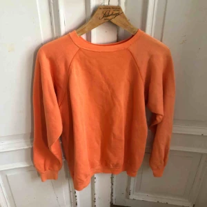 - Vintage-tröja från 80-talet. Väl använd. Skön 80-tals orange