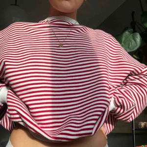 sweatshirt -  randig sweatshirt från pull&bear. väldigt skön och i mycket bra kvalitet!